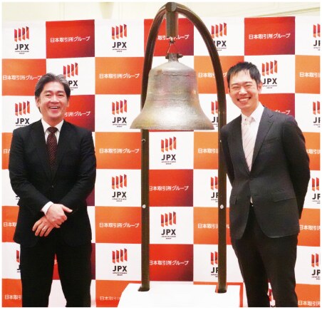 上場セレモニーの鐘の前に並ぶ應和監査法人の職員